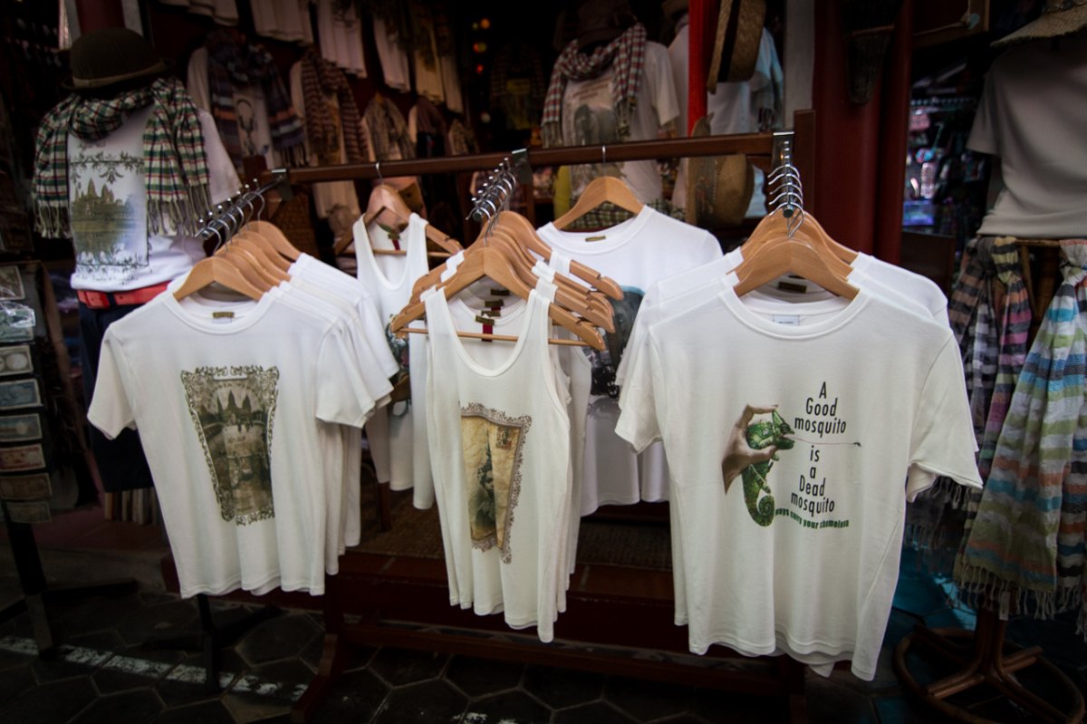MOOGLEE T-Shirts