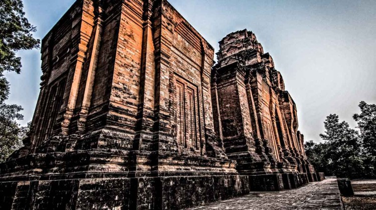 荳蔻寺，又稱喀拉凡寺 (Prasat Kravan)