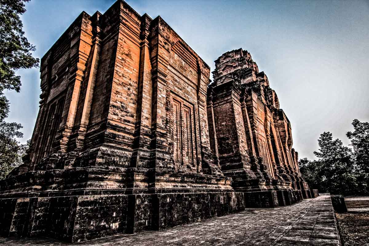 荳蔻寺，又稱喀拉凡寺 (Prasat Kravan)